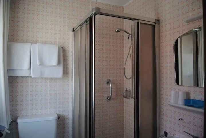 Room 8 of 13