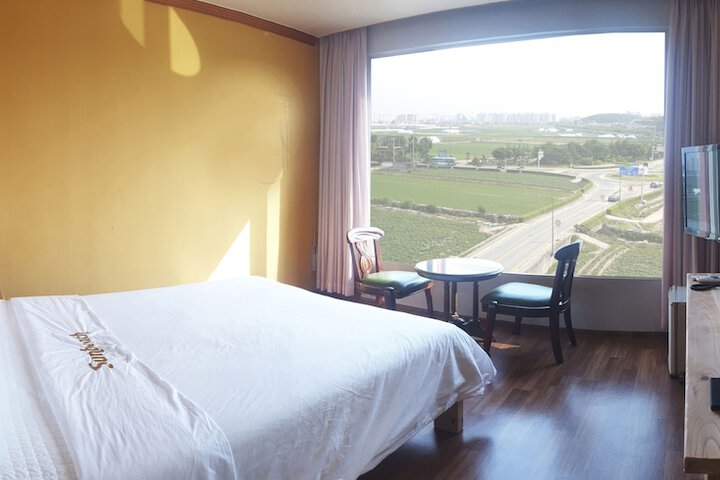 Room 10 of 21