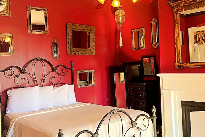 Room 21 of 102