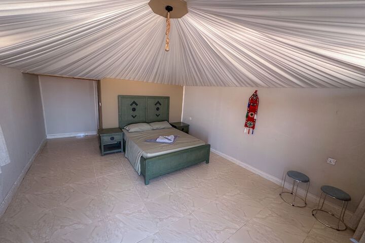 Room 10 of 28