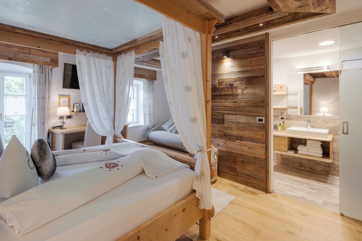 Room 28 of 100