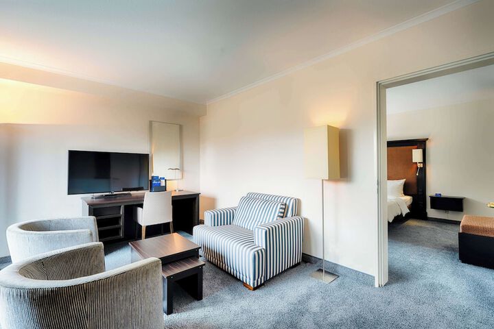 Room 28 of 143