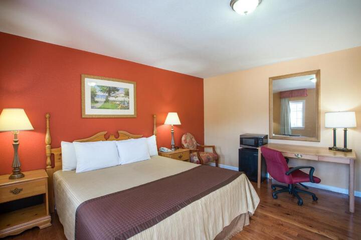1 King Bed Hill View (2 of 2)