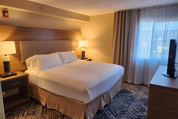 Queen Bed Accessible (32 of 32)