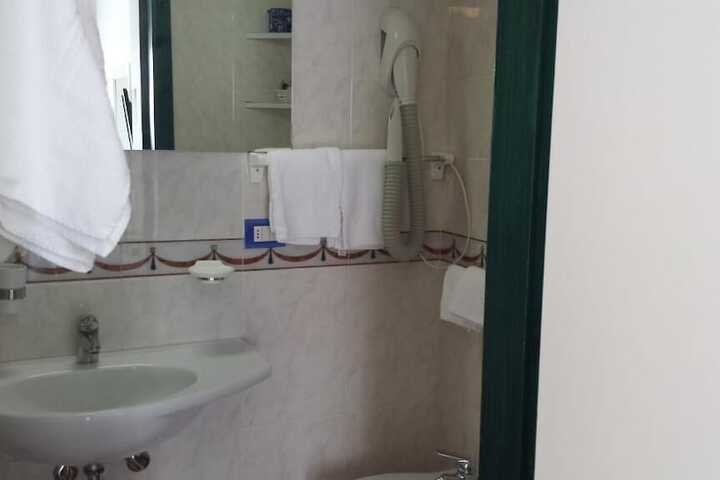 Room 28 of 61