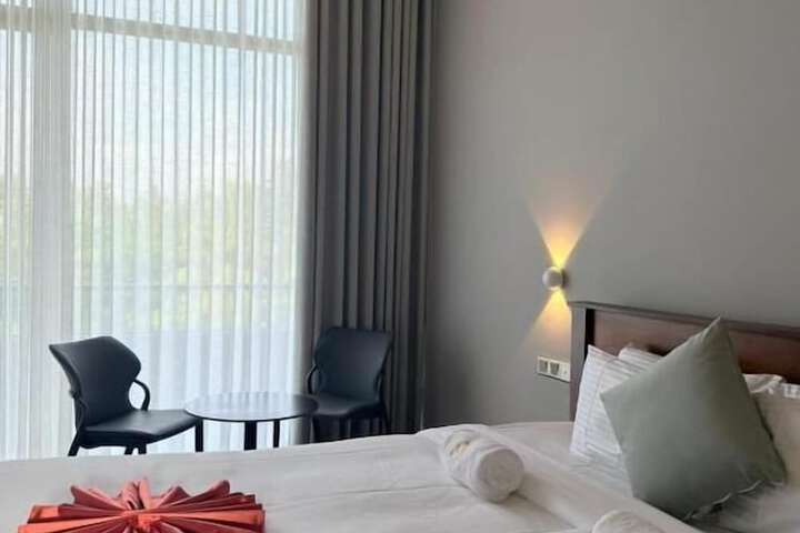 Room 4 of 9