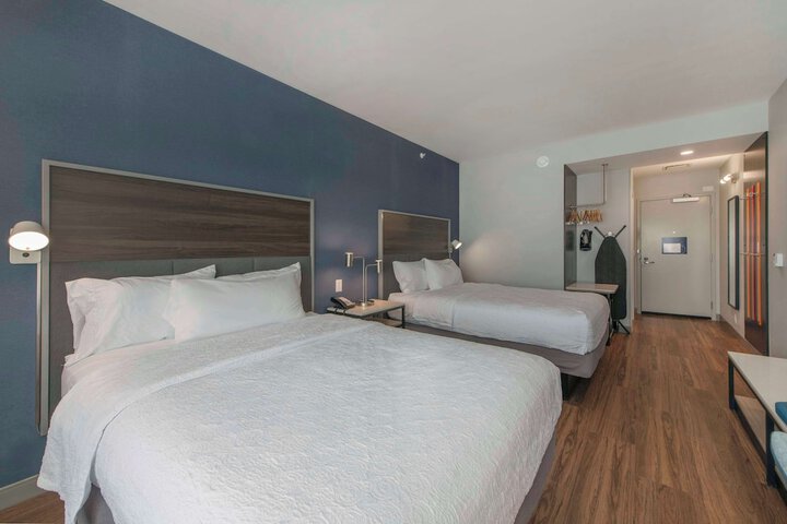 2 Queen Beds with Walk in Shower (2 of 12)