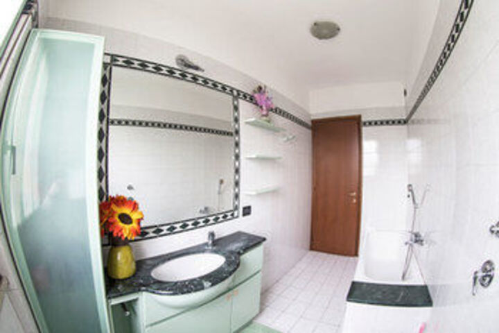 Room 5 of 320
