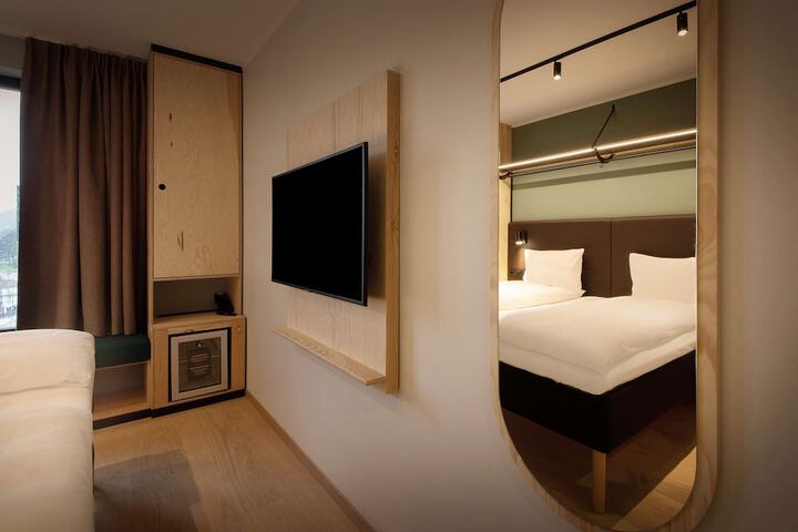 Room 32 of 59