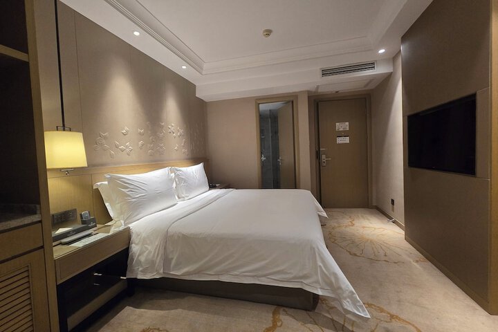 Room 28 of 100