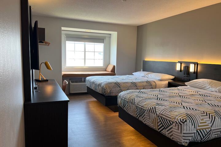1 Queen Bed (2 of 16)