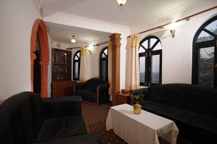 Lounge 11 of 12