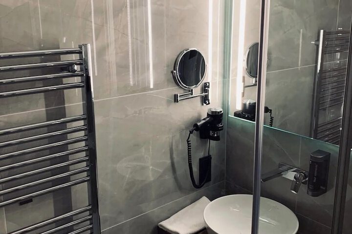 Room 43 of 100