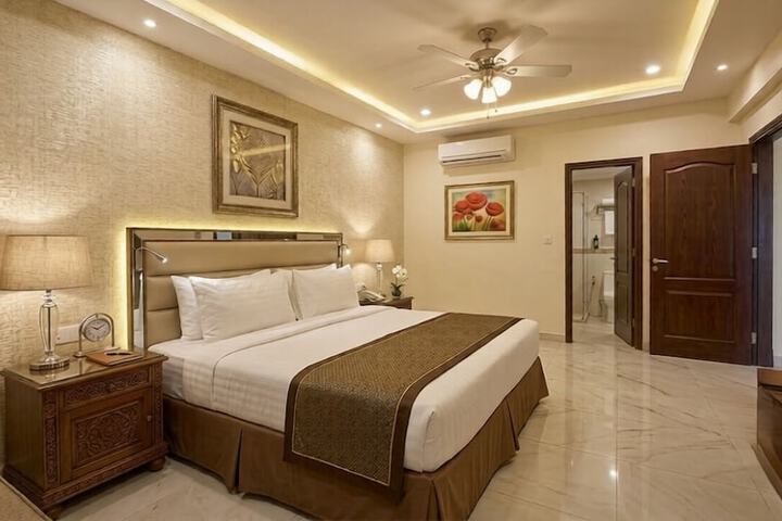Room 9 of 18