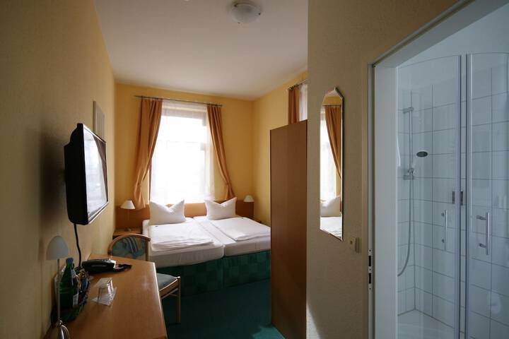 Room 8 of 16