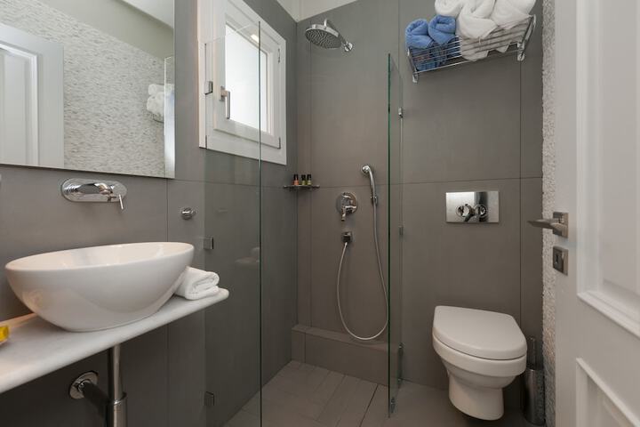Room 42 of 74