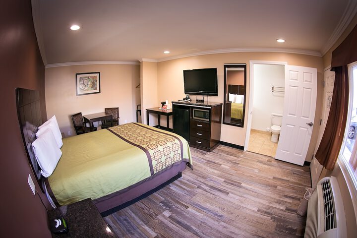 1 Queen Bed (19 of 19)