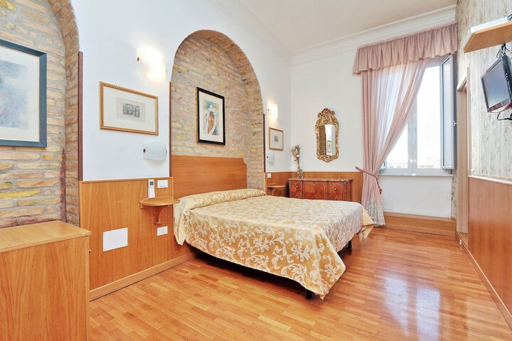 Room 5 of 33