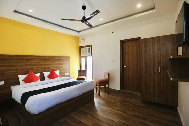 Room 3 of 12