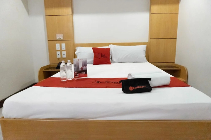 RedDoorz near Starmall Alabang