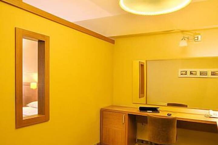 Room 12 of 32