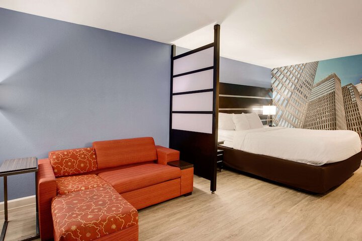 1 King Bed (5 of 33)