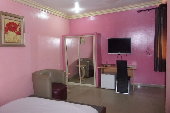 Room 10 of 18
