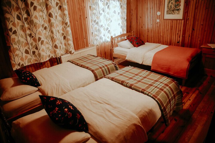 Room 10 of 77