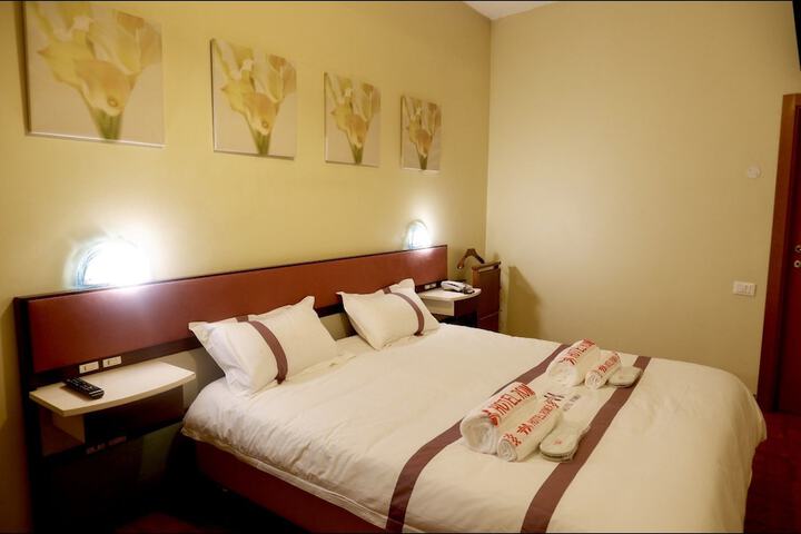 Room 9 of 28