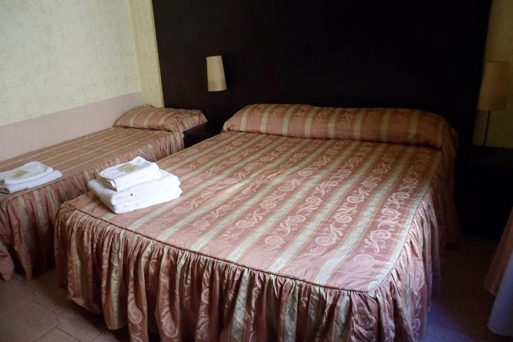 Room 6 of 14