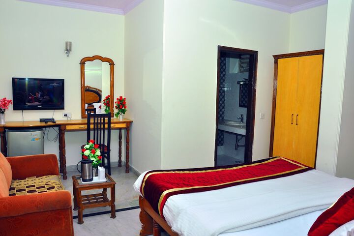 Room 8 of 13