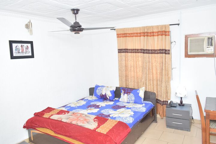 Room 4 of 16
