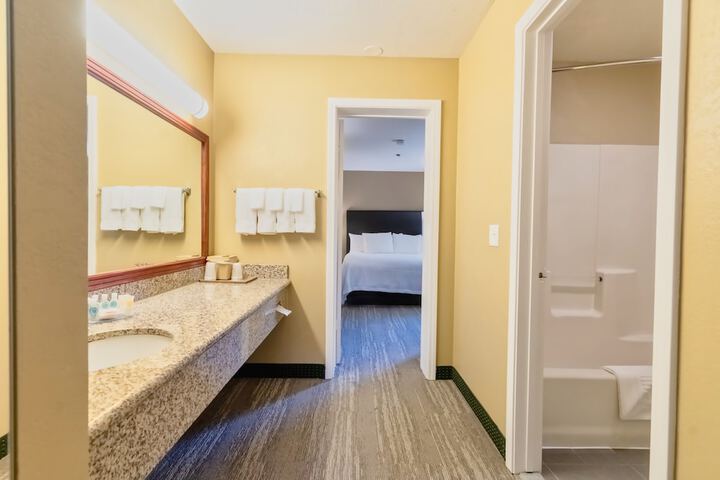 Standard Quadruple Room 2 Queen Beds (12 of 27)