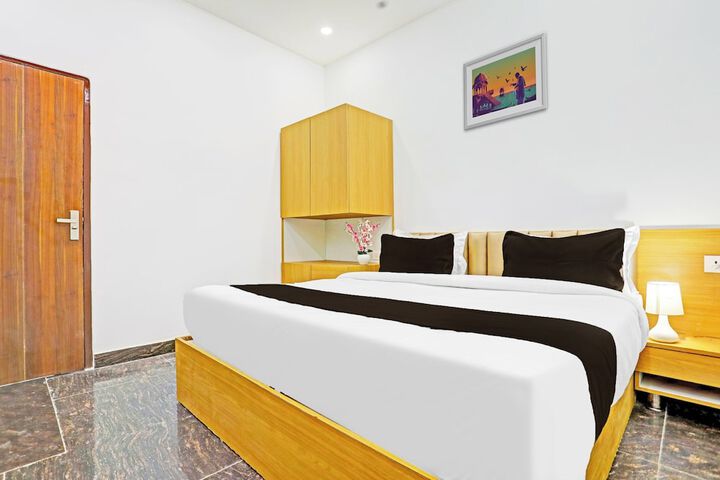 Room 6 of 10