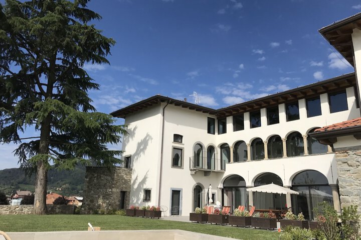Hotel Exterior 16 of 20