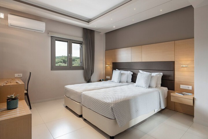 Room 14 of 93