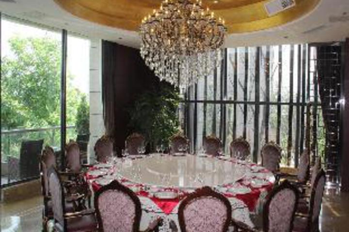 Dining 9 of 23