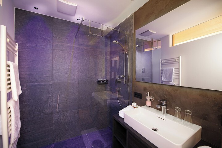 Room 42 of 98