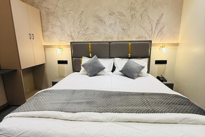 Room 3 of 27