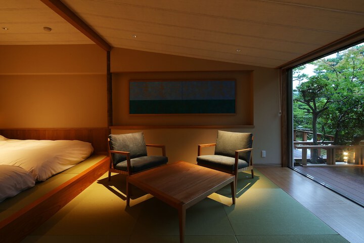 Room 5 of 77