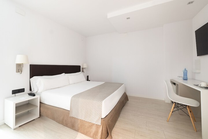 Room 13 of 42