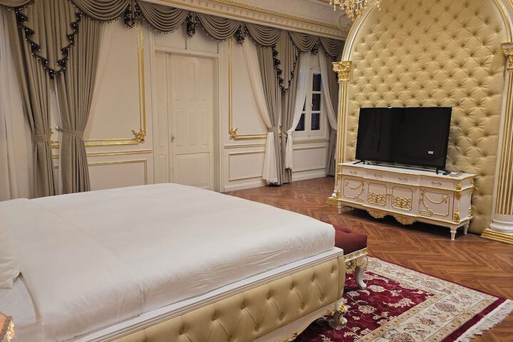 Room 6 of 99