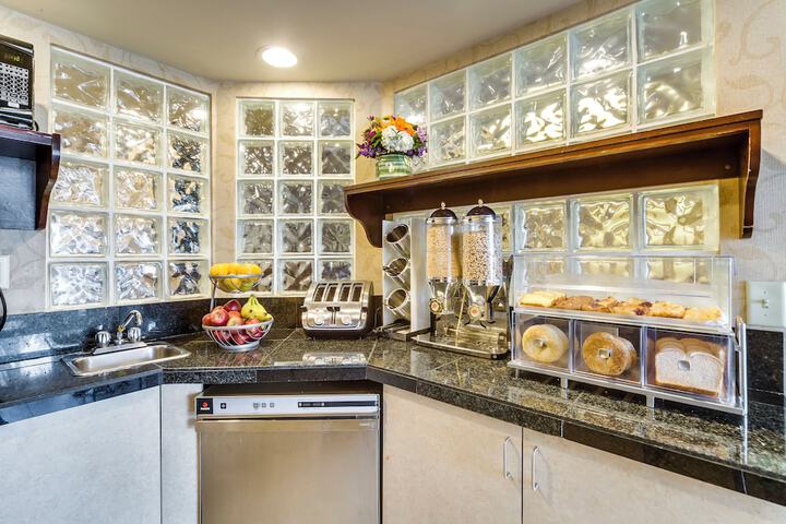 Breakfast area