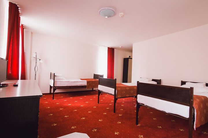 Room 4 of 83