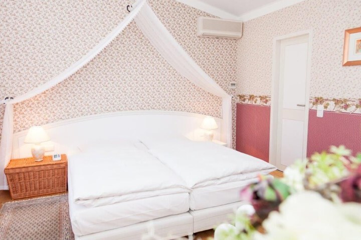 Room 7 of 25