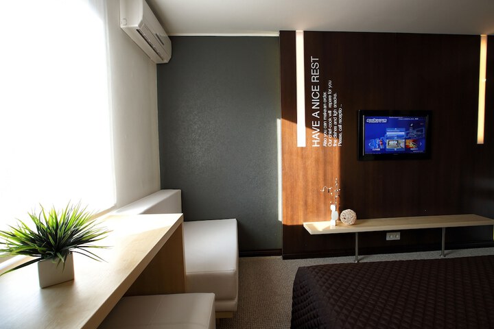 Room 6 of 60