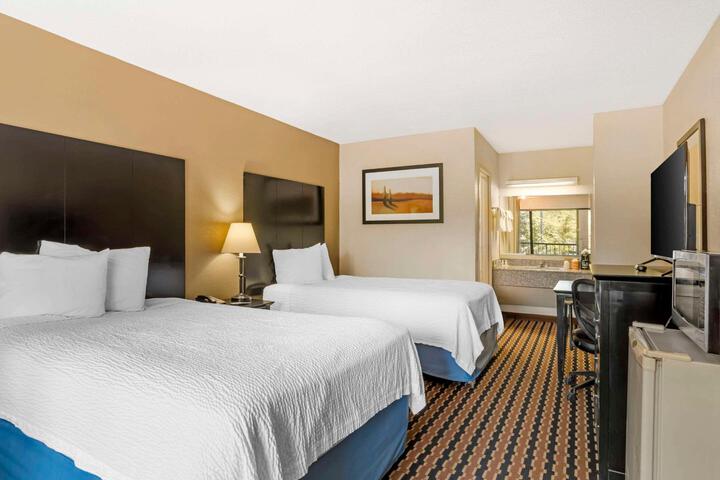 2 Double Beds (6 of 10)