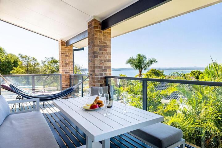 Away Nelson Bay 29 Wollomi Ave - Spacious family home with water views, pet friendly, Wifi & aircon