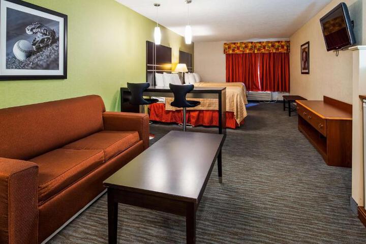2 Queen Beds - Wireless High Speed Internet, Microwave and Refrigerator Work Desk Coffeemaker, Hairdryer Connecting Rooms Iron and Ironing Board Full Breakfast (7 of 13)