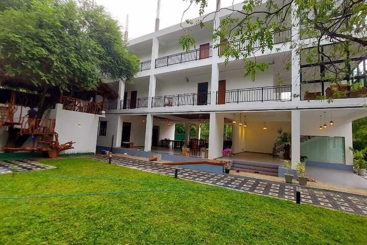 Hotel Exterior 55 of 62